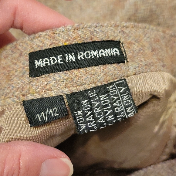 Vintage P.B.D. International Wool blend skirt with pleated front in Khacki - Picture 9 of 12